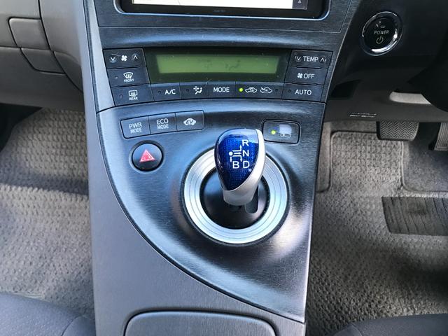 プリウス Ｓ　アイドリングストップ搭載　インテリキー　デュアルエアバック　エアＢ　イモビライザー　ナビＴＶ　ＡＵＴＯエアコン　横スベリ防止　衝突安全ボディ　ＥＴＣ装備　ＡＢＳ　サイドエアバッグ　パワーステアリング（24枚目）