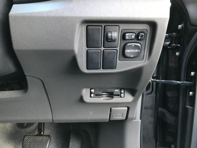 プリウス Ｓ　アイドリングストップ搭載　インテリキー　デュアルエアバック　エアＢ　イモビライザー　ナビＴＶ　ＡＵＴＯエアコン　横スベリ防止　衝突安全ボディ　ＥＴＣ装備　ＡＢＳ　サイドエアバッグ　パワーステアリング（25枚目）