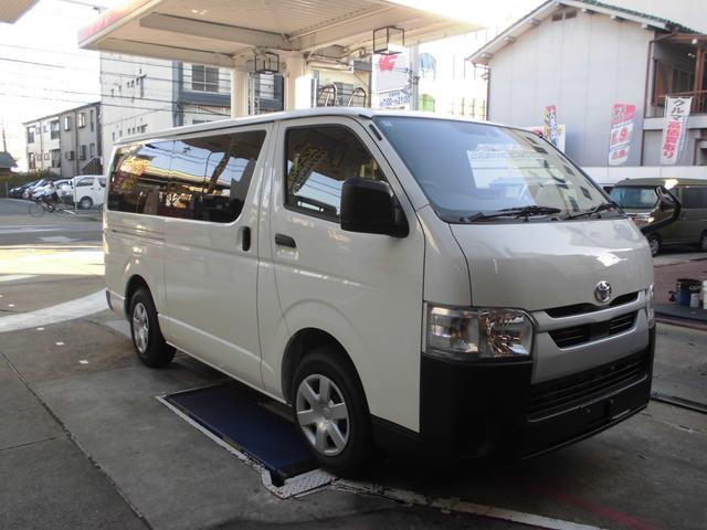 ハイエースバン ＤＸ　リアエアコン／リアヒーター付き　９インチフローティングナビ　ＣＤ／ＤＶＤ　Ｂｌｕｅｔｏｏｔｈ　ＥＴＣ２．０　インナーミラー型ドラレコ　シートカバー　ベッドキット　リアスモークフィルム（3枚目）