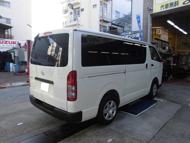 ハイエースバン ＤＸ　リアエアコン／リアヒーター付き　９インチフローティングナビ　ＣＤ／ＤＶＤ　Ｂｌｕｅｔｏｏｔｈ　ＥＴＣ２．０　インナーミラー型ドラレコ　シートカバー　ベッドキット　リアスモークフィルム（5枚目）