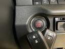 プッシュスタートスイッチでエンジン始動。スマートキーがあれば、ドアロックの操作も遠隔で行えます。