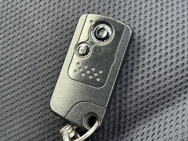フィットハイブリッド スマートセレクション　禁煙車　ＨＤＤナビ　フルセグＴＶ　スマートキー　ＥＴＣ　電動格納ドアミラー　プライバシーガラス　アイドリングストップ（15枚目）
