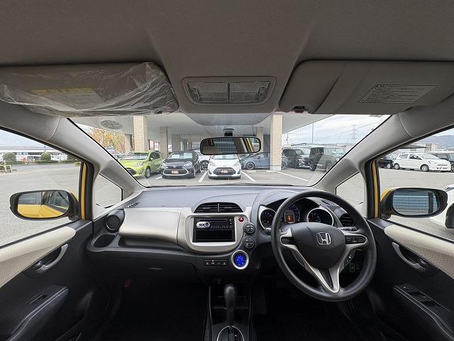 フィットハイブリッド CD・キーレス・クルコン・ステアリングリモコン・アイドリングストップ(3枚目)