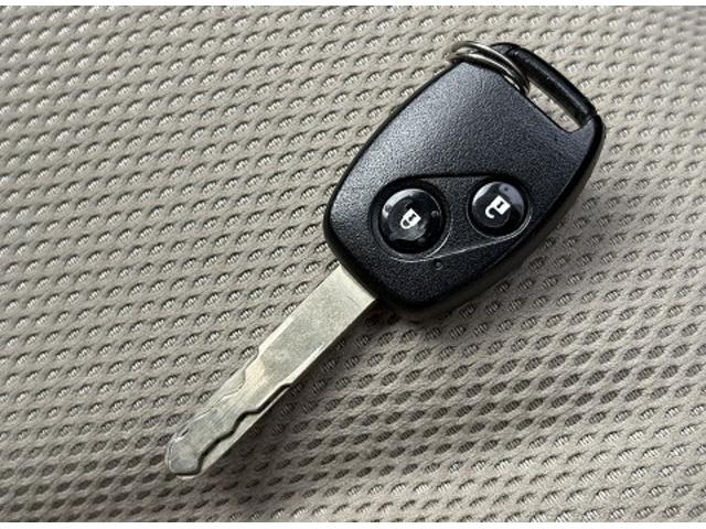 フィットハイブリッド CD・キーレス・クルコン・ステアリングリモコン・アイドリングストップ(7枚目)