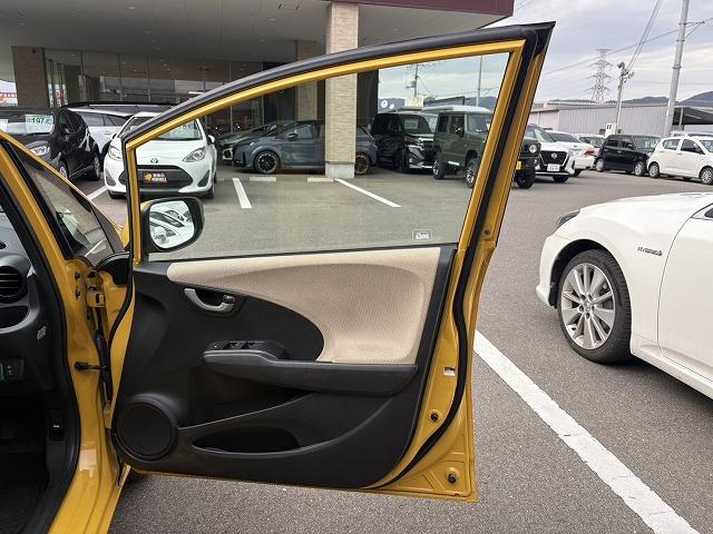 フィットハイブリッド CD・キーレス・クルコン・ステアリングリモコン・アイドリングストップ(35枚目)