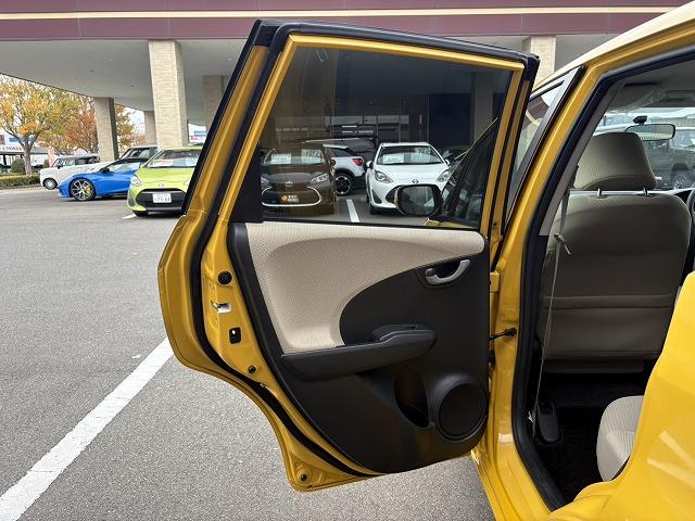 フィットハイブリッド CD・キーレス・クルコン・ステアリングリモコン・アイドリングストップ(37枚目)