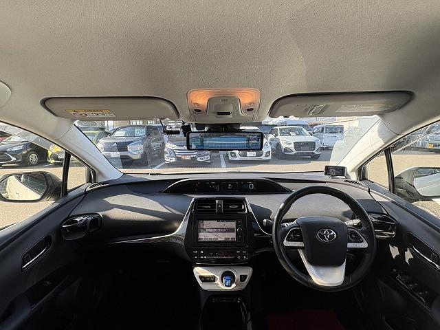 プリウス Ｓセーフティプラス　ＬＥＤヘッドライト・バックカメラ・デジタルインナーミラー・レーダークルーズ・障害物センサー・フォグライト・衝突軽減ブレーキ・フルセグＴＶ・Ｂｌｕｅｔｏｏｔｈ・メモリーナビ・ＥＴＣ・スマートキー（3枚目）