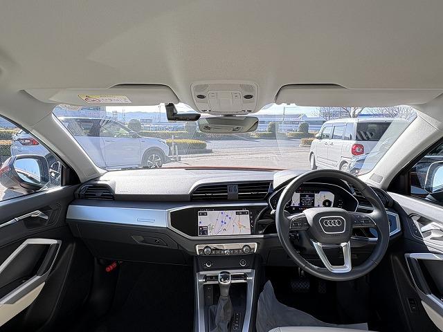 Ｑ３ ３５ＴＦＳＩアドバンスド　全方位モニタ・ＬＥＤヘッドライト・パワーバックドア・シートヒーター・白革シート・ＥＴＣ２．０・スマートキー・アイドリングストップ・電動格納ドアミラー・純正アルミホイール（3枚目）