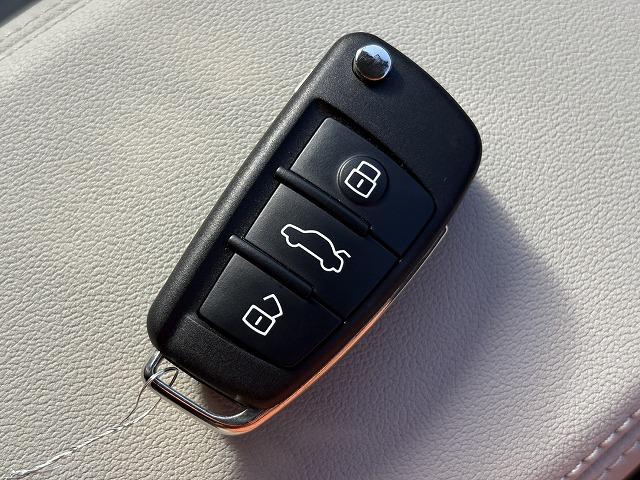 Ｑ３ ３５ＴＦＳＩアドバンスド　全方位モニタ・ＬＥＤヘッドライト・パワーバックドア・シートヒーター・白革シート・ＥＴＣ２．０・スマートキー・アイドリングストップ・電動格納ドアミラー・純正アルミホイール（7枚目）