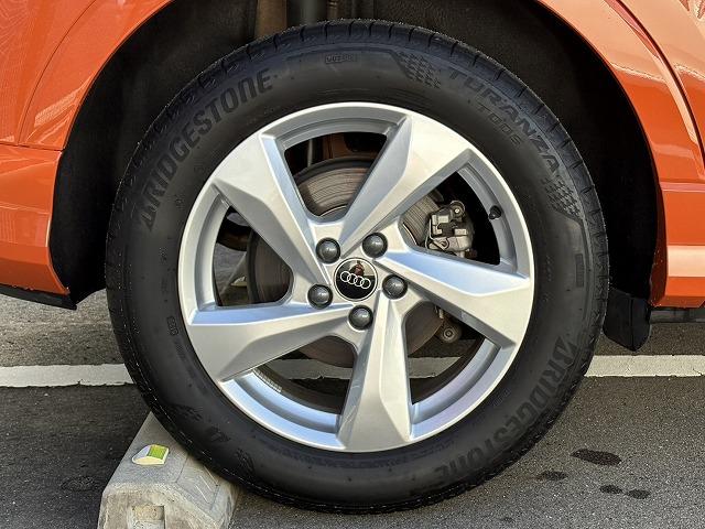 Ｑ３ ３５ＴＦＳＩアドバンスド　全方位モニタ・ＬＥＤヘッドライト・パワーバックドア・シートヒーター・白革シート・ＥＴＣ２．０・スマートキー・アイドリングストップ・電動格納ドアミラー・純正アルミホイール（37枚目）