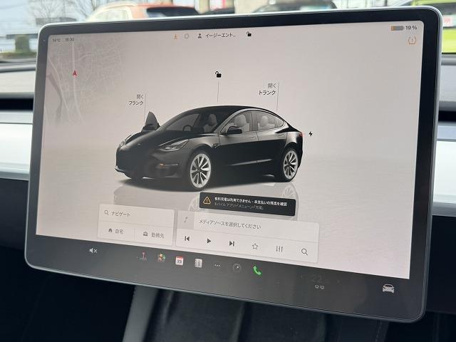 モデル３ ロングレンジ　ＡＷＤ　ワンオーナー／禁煙車／オートパイロット／白革シート／ガラスルーフ／ＥＴＣ２．０／全方位カメラ／ハンドルヒーター／シートヒーター／オートパイロット／カードキー（4枚目）