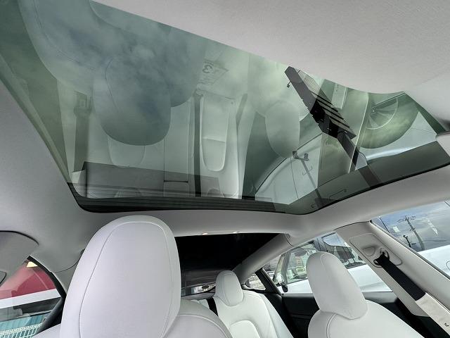 モデル３ ロングレンジ　ＡＷＤ　ワンオーナー／禁煙車／オートパイロット／白革シート／ガラスルーフ／ＥＴＣ２．０／全方位カメラ／ハンドルヒーター／シートヒーター／オートパイロット／カードキー（14枚目）