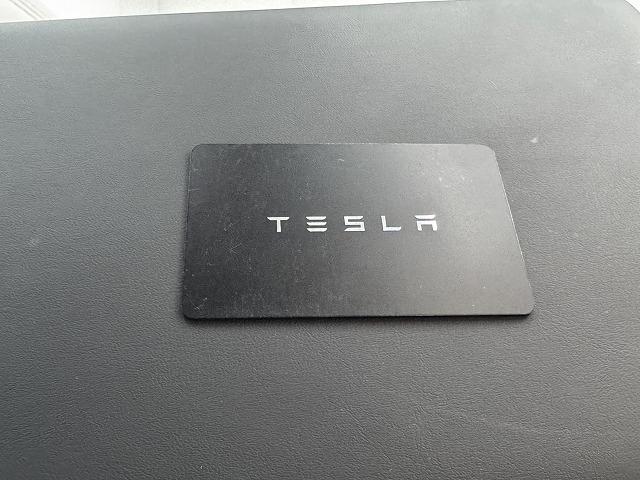 モデル３ ロングレンジ　ＡＷＤ　ワンオーナー／禁煙車／オートパイロット／白革シート／ガラスルーフ／ＥＴＣ２．０／全方位カメラ／ハンドルヒーター／シートヒーター／オートパイロット／カードキー（16枚目）
