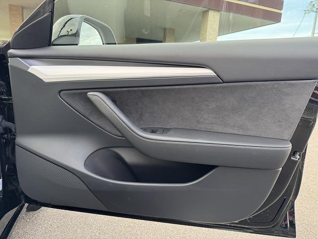 モデル３ ロングレンジ　ＡＷＤ　ワンオーナー／禁煙車／オートパイロット／白革シート／ガラスルーフ／ＥＴＣ２．０／全方位カメラ／ハンドルヒーター／シートヒーター／オートパイロット／カードキー（28枚目）