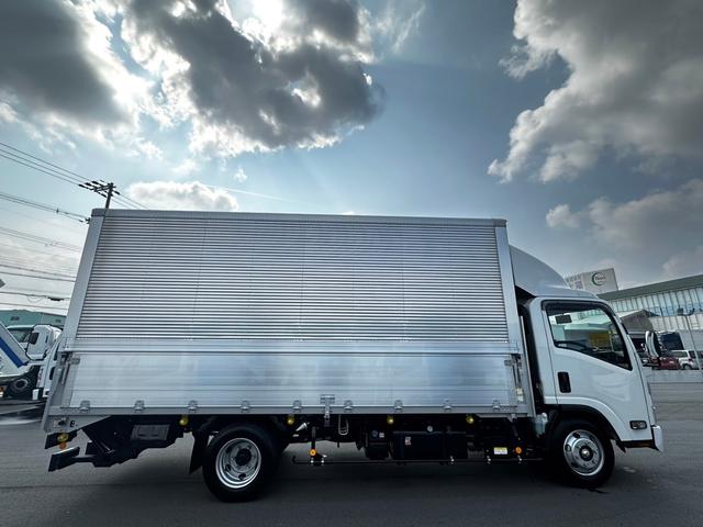 ロング　ウイング車　跳ね上げパワーゲート付き　登録済未使用車　積載量３２００ｋｇ　車両総重量７４６５ｋｇ　ＬＥＤヘッドライト　ＨＳＡ　衝突軽減ブレーキ　車線逸脱補助装置　バックアイカメラ　ワイドロング(6枚目)