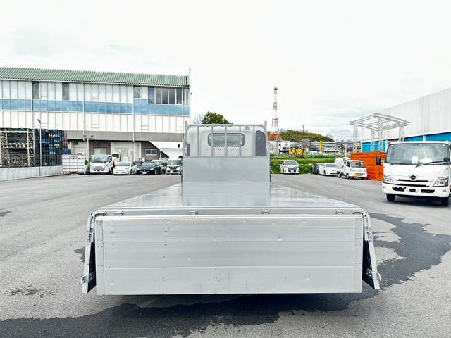 エルフトラック 平ボディ　アルミブロック　ワイド超ロング　積載３１００ｋｇ　６速ミッション／３ペダル　ディーゼルターボ　三方開　坂道発進補助装置　ヘッドライトレベライザー　アンチスリップレギュレータ（ＡＳＲ）キーレスキー　ＴＯＹＯＢＯＤＹ製　ＥＴＣ　ナビ／ＴＶ（13枚目）