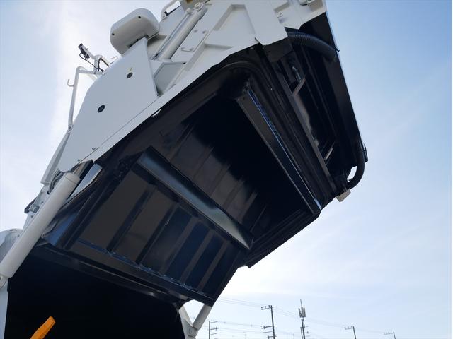 エルフトラック プレス式パッカー車　連続スイッチ　ターボ　３．０５ｔ　塵芥車　プレス式　極東製（ＧＢ４３－２７－Ｓ）４．３立米　６速マニュアル／３ペダル　　汚水タンク　ＨＳＡ（坂道発進補助装置）　横滑り防止装置　カラーバックモニター（14枚目）