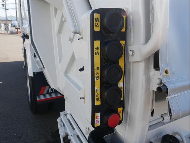エルフトラック プレス式パッカー車　連続スイッチ　ターボ　３．０５ｔ　塵芥車　プレス式　極東製（ＧＢ４３－２７－Ｓ）４．３立米　６速マニュアル／３ペダル　　汚水タンク　ＨＳＡ（坂道発進補助装置）　横滑り防止装置　カラーバックモニター（18枚目）