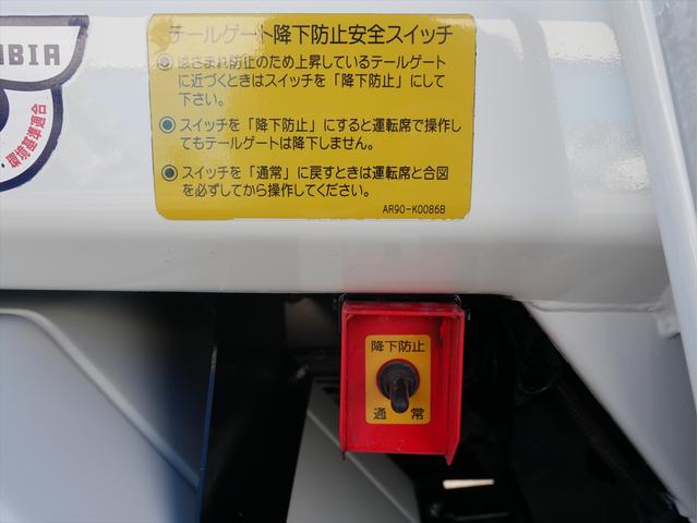 エルフトラック プレス式パッカー車　連続スイッチ　ターボ　３．０５ｔ　塵芥車　プレス式　極東製（ＧＢ４３－２７－Ｓ）４．３立米　６速マニュアル／３ペダル　　汚水タンク　ＨＳＡ（坂道発進補助装置）　横滑り防止装置　カラーバックモニター（20枚目）