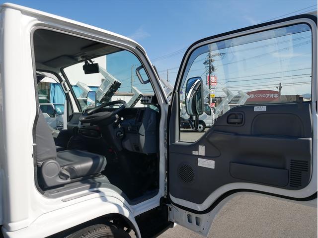 エルフトラック プレス式パッカー車　連続スイッチ　ターボ　３．０５ｔ　塵芥車　プレス式　極東製（ＧＢ４３－２７－Ｓ）４．３立米　６速マニュアル／３ペダル　　汚水タンク　ＨＳＡ（坂道発進補助装置）　横滑り防止装置　カラーバックモニター（23枚目）