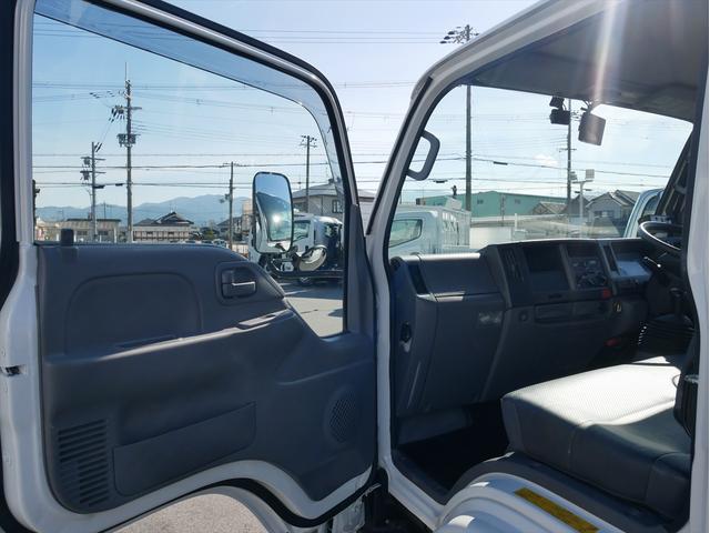 エルフトラック プレス式パッカー車　連続スイッチ　ターボ　３．０５ｔ　塵芥車　プレス式　極東製（ＧＢ４３－２７－Ｓ）４．３立米　６速マニュアル／３ペダル　　汚水タンク　ＨＳＡ（坂道発進補助装置）　横滑り防止装置　カラーバックモニター（24枚目）