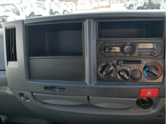 エルフトラック プレス式パッカー車　連続スイッチ　ターボ　３．０５ｔ　塵芥車　プレス式　極東製（ＧＢ４３－２７－Ｓ）４．３立米　６速マニュアル／３ペダル　　汚水タンク　ＨＳＡ（坂道発進補助装置）　横滑り防止装置　カラーバックモニター（27枚目）