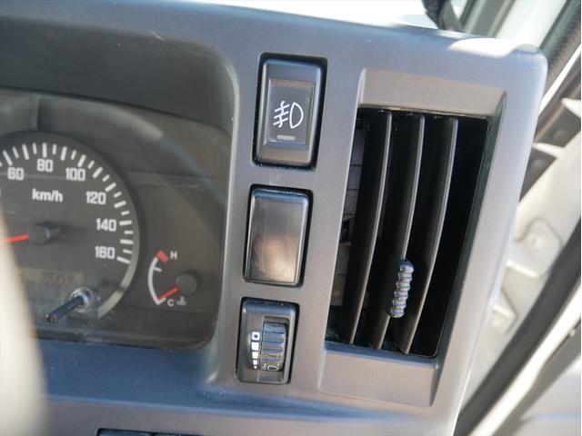 エルフトラック プレス式パッカー車　連続スイッチ　ターボ　３．０５ｔ　塵芥車　プレス式　極東製（ＧＢ４３－２７－Ｓ）４．３立米　６速マニュアル／３ペダル　　汚水タンク　ＨＳＡ（坂道発進補助装置）　横滑り防止装置　カラーバックモニター（30枚目）