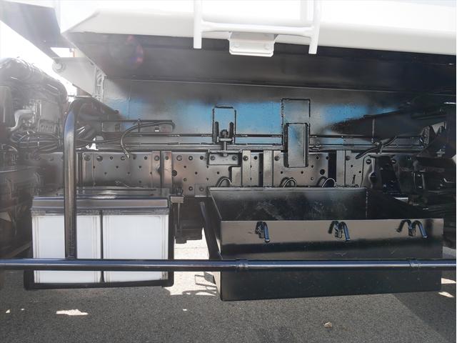エルフトラック プレス式パッカー車　連続スイッチ　ターボ　３．０５ｔ　塵芥車　プレス式　極東製（ＧＢ４３－２７－Ｓ）４．３立米　６速マニュアル／３ペダル　　汚水タンク　ＨＳＡ（坂道発進補助装置）　横滑り防止装置　カラーバックモニター（39枚目）