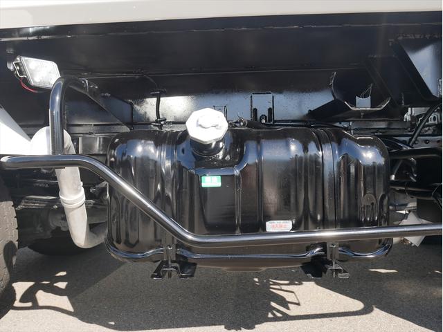 エルフトラック プレス式パッカー車　連続スイッチ　ターボ　３．０５ｔ　塵芥車　プレス式　極東製（ＧＢ４３－２７－Ｓ）４．３立米　６速マニュアル／３ペダル　　汚水タンク　ＨＳＡ（坂道発進補助装置）　横滑り防止装置　カラーバックモニター（40枚目）