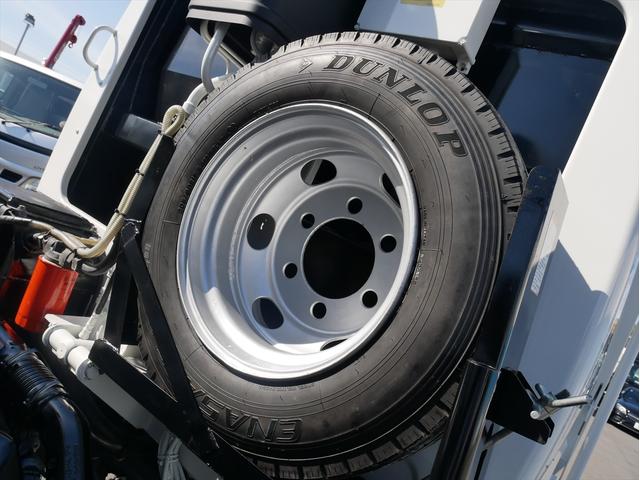 エルフトラック プレス式パッカー車　連続スイッチ　ターボ　３．０５ｔ　塵芥車　プレス式　極東製（ＧＢ４３－２７－Ｓ）４．３立米　６速マニュアル／３ペダル　　汚水タンク　ＨＳＡ（坂道発進補助装置）　横滑り防止装置　カラーバックモニター（41枚目）