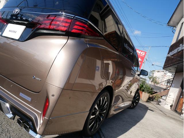 アルファードハイブリッド エグゼクティブラウンジ　登録済未使用車　寒冷地仕様　ニュートラルベージュ　ユニバーサルステップ　モデリスタエアロパーツセット　１９インチアルミホイール　デジタルインナーミラー　おくだけ充電　エグゼクティブフロアマットセット（3枚目）