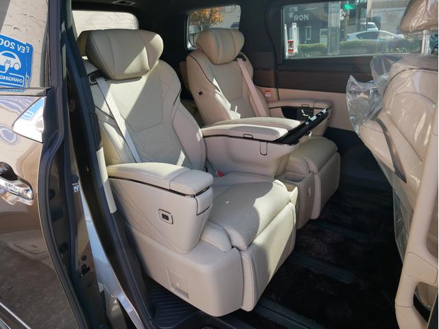 アルファードハイブリッド エグゼクティブラウンジ　登録済未使用車　寒冷地仕様　ニュートラルベージュ　ユニバーサルステップ　モデリスタエアロパーツセット　１９インチアルミホイール　デジタルインナーミラー　おくだけ充電　エグゼクティブフロアマットセット（20枚目）