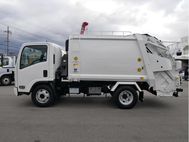 エルフトラック プレス式パッカー車　連続スイッチ　ターボ　３ｔ　塵芥車　プレス式　極東製（ＧＢ６９－２７Ｈ－Ｓ）６．９立米　６速マニュアル／３ペダル　汚水タンク　ＨＳＡ（坂道発進補助装置）　横滑り防止装置　カラーバックモニター　前後ドラレコ　新品タイヤ×６本（9枚目）