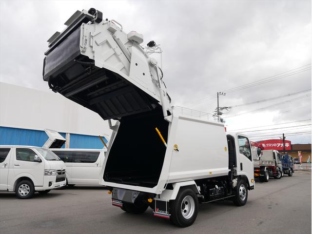 エルフトラック プレス式パッカー車　連続スイッチ　ターボ　３ｔ　塵芥車　プレス式　極東製（ＧＢ６９－２７Ｈ－Ｓ）６．９立米　６速マニュアル／３ペダル　汚水タンク　ＨＳＡ（坂道発進補助装置）　横滑り防止装置　カラーバックモニター　前後ドラレコ　新品タイヤ×６本（10枚目）