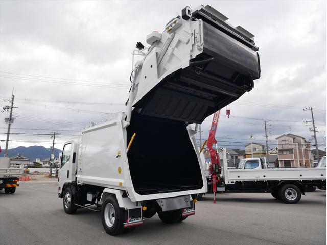 エルフトラック プレス式パッカー車　連続スイッチ　ターボ　３ｔ　塵芥車　プレス式　極東製（ＧＢ６９－２７Ｈ－Ｓ）６．９立米　６速マニュアル／３ペダル　汚水タンク　ＨＳＡ（坂道発進補助装置）　横滑り防止装置　カラーバックモニター　前後ドラレコ　新品タイヤ×６本（12枚目）