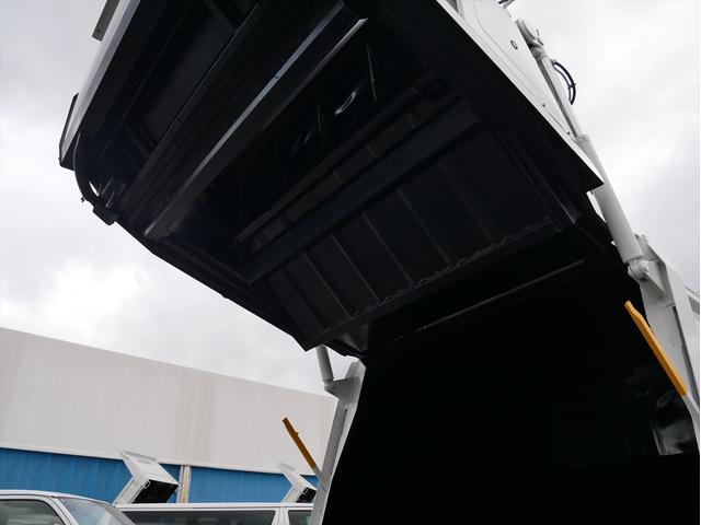 エルフトラック プレス式パッカー車　連続スイッチ　ターボ　３ｔ　塵芥車　プレス式　極東製（ＧＢ６９－２７Ｈ－Ｓ）６．９立米　６速マニュアル／３ペダル　汚水タンク　ＨＳＡ（坂道発進補助装置）　横滑り防止装置　カラーバックモニター　前後ドラレコ　新品タイヤ×６本（14枚目）