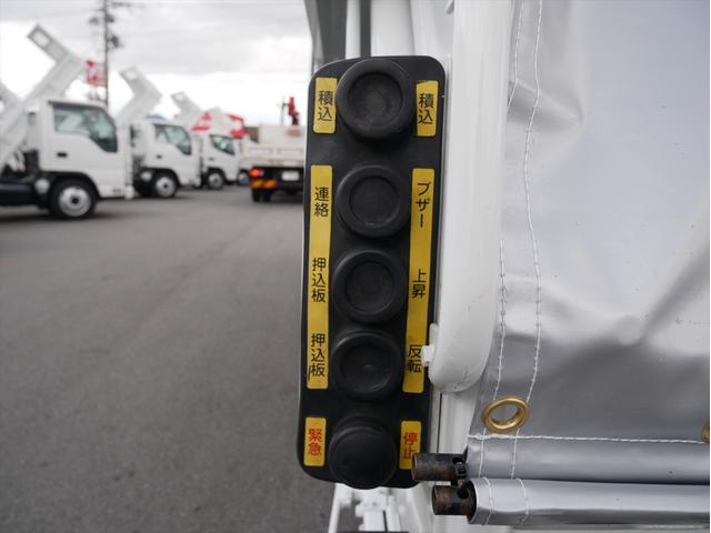 エルフトラック プレス式パッカー車　連続スイッチ　ターボ　３ｔ　塵芥車　プレス式　極東製（ＧＢ６９－２７Ｈ－Ｓ）６．９立米　６速マニュアル／３ペダル　汚水タンク　ＨＳＡ（坂道発進補助装置）　横滑り防止装置　カラーバックモニター　前後ドラレコ　新品タイヤ×６本（17枚目）