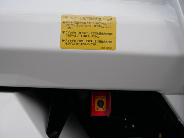 エルフトラック プレス式パッカー車　連続スイッチ　ターボ　３ｔ　塵芥車　プレス式　極東製（ＧＢ６９－２７Ｈ－Ｓ）６．９立米　６速マニュアル／３ペダル　汚水タンク　ＨＳＡ（坂道発進補助装置）　横滑り防止装置　カラーバックモニター　前後ドラレコ　新品タイヤ×６本（19枚目）