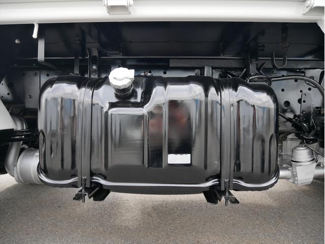 エルフトラック ２ｔ　高床ダンプ　極東開発製　（ＤＤ０２－３１）　ＨＳＡ（坂道発進補助装置）　５速マニュアル／３ペダル　中間ピン２個　４ＨＬ１ディーゼル４７７０ｃｃエンジン　三方開　左電動格納ミラー　フロントタレゴム新調　ヘッドライトレベライザー　ＬＥＤ作業灯（32枚目）