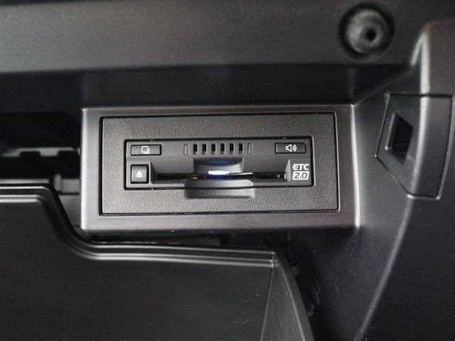 �X�e�A�����O�z�C�[�������𗣂����ƂȂ��I�[�f�B�I��}���`�C���t�H���[�V�����f�B�X�v���C�̕\���ؑւȂǂ̑��삪�s����X�e�A�����O�X�C�b�`���̗p���Ă��܂��B