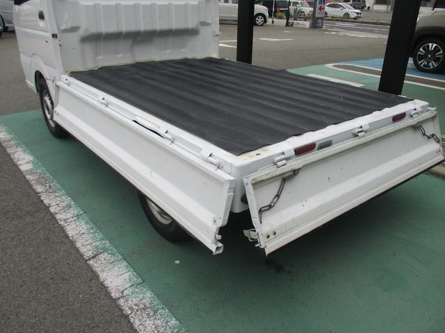 スクラムトラック ＫＣエアコン・パワステ　アウトレット車　４ＷＤ　３ＡＴ　フロアマット　ドアバイザー　荷台マット　ＡＢＳ（14枚目）