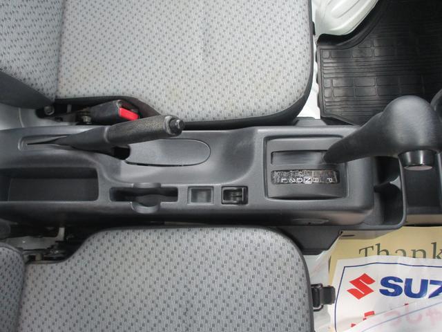 スクラムトラック ＫＣエアコン・パワステ　アウトレット車　４ＷＤ　３ＡＴ　フロアマット　ドアバイザー　荷台マット　ＡＢＳ（28枚目）
