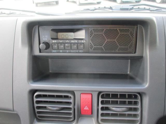 キャリイトラック ＫＣエアコン・パワステ　４ＷＤ　４ＡＴ　ＡＭ／ＦＭラジオ　車検整備受渡し　アイドリングストップ　マニュアルエアコン　オートライト　ＡＢＳ　横滑り防止機能（4枚目）