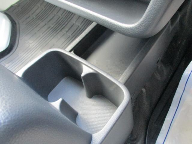 キャリイトラック ＫＣエアコン・パワステ　４ＷＤ　４ＡＴ　ＡＭ／ＦＭラジオ　車検整備受渡し　アイドリングストップ　マニュアルエアコン　オートライト　ＡＢＳ　横滑り防止機能（32枚目）