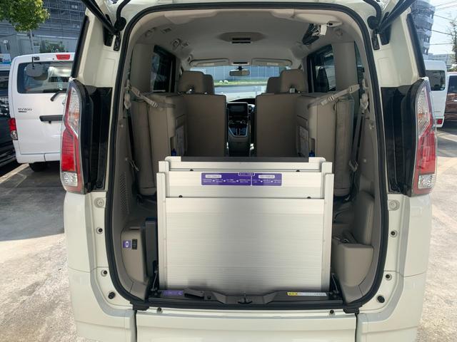 セレナ 　チェアキャブ　スロープ　車いす１名サード仕様Ｘ　電動ウインチ　電動固定装置　ナビ　フルセグＴＶ　バックカメラ　左パワースライドドア　エマージェンシーブレーキ　オートライト　ＬＥＤヘッドライト（3枚目）