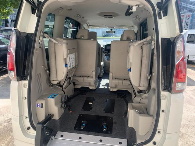 セレナ 　チェアキャブ　スロープ　車いす１名サード仕様Ｘ　電動ウインチ　電動固定装置　ナビ　フルセグＴＶ　バックカメラ　左パワースライドドア　エマージェンシーブレーキ　オートライト　ＬＥＤヘッドライト（6枚目）
