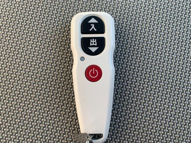 セレナ 　チェアキャブ　スロープ　車いす１名サード仕様Ｘ　電動ウインチ　電動固定装置　ナビ　フルセグＴＶ　バックカメラ　左パワースライドドア　エマージェンシーブレーキ　オートライト　ＬＥＤヘッドライト（12枚目）