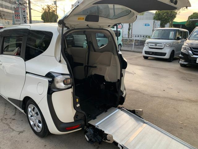 シエンタ Ｇ　車いす仕様車　タイプ１　助手席側セカンドシート付　スロープ　トヨタセーフティセンス　エマージェンシーブレーキ　レーンキープアシスト　ナビ　ＴＶ　バックカメラ　両側パワースライドドア　オートハイビーム（4枚目）