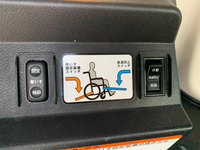 シエンタ Ｇ　車いす仕様車　タイプ１　助手席側セカンドシート付　スロープ　トヨタセーフティセンス　エマージェンシーブレーキ　レーンキープアシスト　ナビ　ＴＶ　バックカメラ　両側パワースライドドア　オートハイビーム（8枚目）