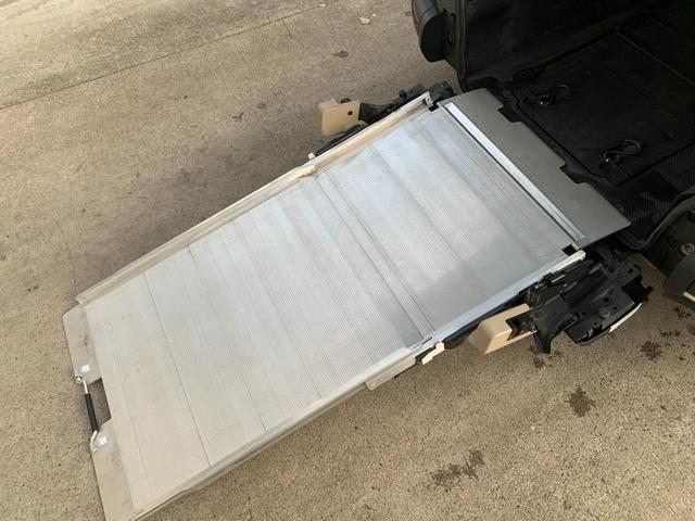 シエンタ Ｇ　車いす仕様車　タイプ１　助手席側セカンドシート付　スロープ　トヨタセーフティセンス　エマージェンシーブレーキ　レーンキープアシスト　ナビ　ＴＶ　バックカメラ　両側パワースライドドア　オートハイビーム（13枚目）